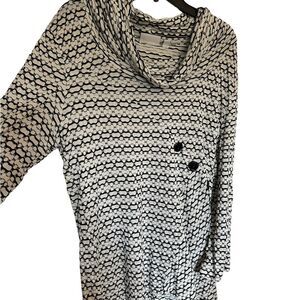 A Personal Touch black and white tunic with 3/4 in.‎ sleeves.